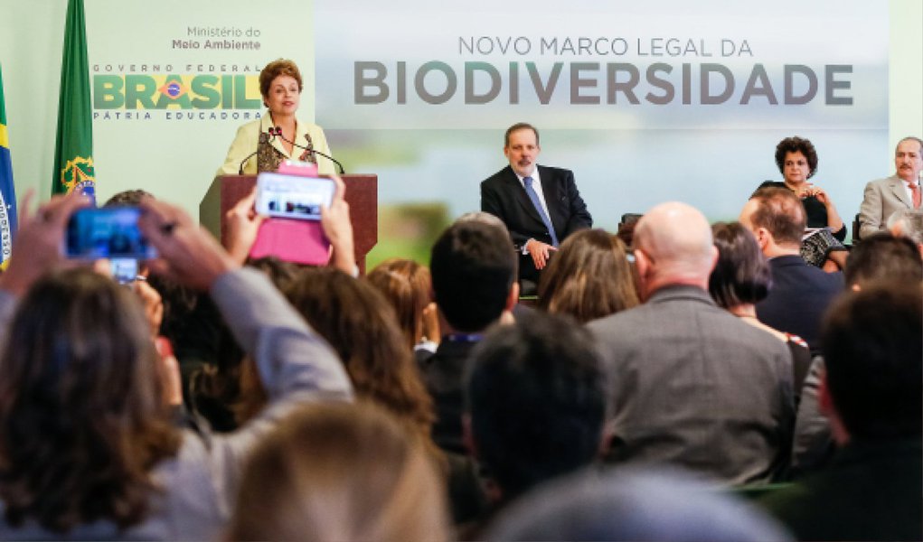 Presidente Dilma Rousseff sancionou nesta quarta-feira, 20, a lei que regulamenta o acesso aos recursos da biodiversidade por pesquisadores e pela indústria e regulamenta o direito dos povos tradicionais à repartição dos benefícios pelo uso de seus conhecimentos da natureza; a presidente disse que a nova legislação vai permitir que o Brasil avance na “corrida” pela inovação na área de biotecnologia