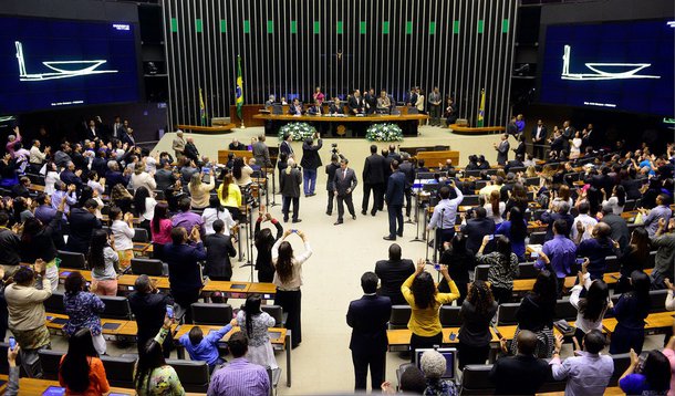 Votação na Câmara do projeto de lei que reduz a desoneração da folha de salários, um dos principais pontos do ajuste fiscal do governo, prevista para ocorrer nesta quarta-feira, 20, foi adiada para o dia 10 junho; relator do projeto, deputado Leonardo Picciani (PMDB-RJ), disse que seu relatório deve estabelecer que o aumento da taxação só entre em vigor em dezembro; ele também pretende propor que alguns setores –como transportes, comunicações e tecnologia da informação – sejam preservados do aumento de tributação