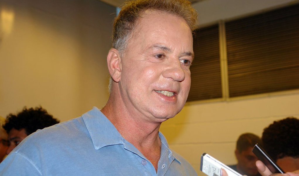 Em entrevista ao “Extra”, humorista Luiz Fernando Guimarães comentou sobre o fato de ser homossexual: “A gente é casado e não mora junto. Nunca falei sobre isso porque não vou levantar bandeirinha”; ele defende que o assunto é de sua vida particular e que não dará outros detalhes