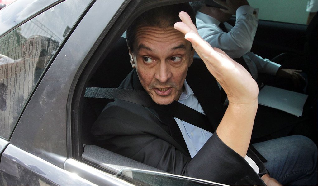 O delator do chamado "mensalão" se casou nesta manhã com a enfermeira Ana Lúcia Novas, com quem vive há 13 anos; a cerimônia foi realizada em Três Rios (RJ) e custou em torno de R$ 100 mil; poucos políticos estiveram entre os 300 convidados; no topo do bolo, um boneco do Lobo Mau representava o noivo, que tinha uma coleira e era puxado pela noiva; desde 16 de maio, Roberto Jefferson cumpre prisão domiciliar