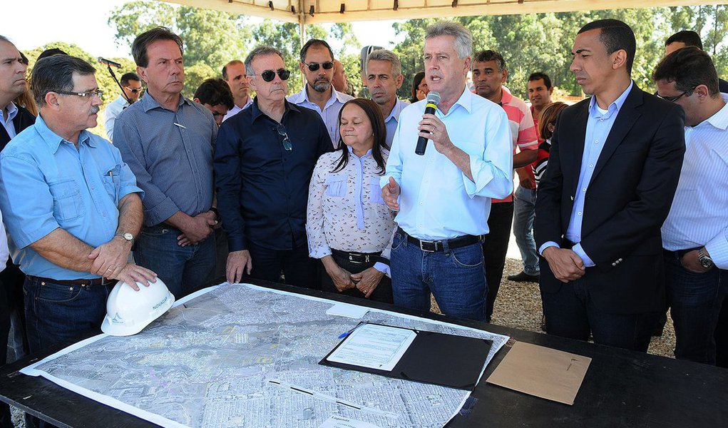 A ordem de serviço para o início imediato das obras no trecho 2 do Setor Habitacional Sol Nascente, em Ceilândia, foi assinada pelo governador Rodrigo Rollemberg, próximo ao posto da Codhab; as benfeitorias estão em andamento no trecho 1 e a previsão é que, até 2017, as três etapas sejam concluídas; o setor habitacional será beneficiado com 188 km de vias e a instalação de 66 km de redes para captação de águas pluviais. O valor total das obras, que foram divididas em três partes, é de R$ 187,6 milhões, com investimentos do governo de Brasília e da Caixa