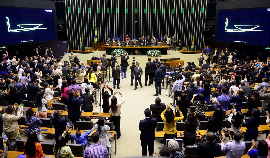 Votação na Câmara do projeto de lei que reduz a desoneração da folha de salários, um dos principais pontos do ajuste fiscal do governo, prevista para ocorrer nesta quarta-feira, 20, foi adiada para o dia 10 junho; relator do projeto, deputado Leonardo Picciani (PMDB-RJ), disse que seu relatório deve estabelecer que o aumento da taxação só entre em vigor em dezembro; ele também pretende propor que alguns setores –como transportes, comunicações e tecnologia da informação – sejam preservados do aumento de tributação