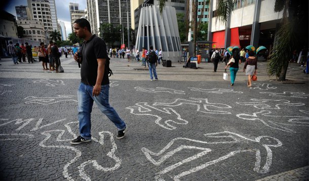 O estado do Rio de Janeiro teve uma queda de 22,5% nos registros de homicídio em maio deste ano, na comparação com o mesmo período do ano passado; no mês, foram registrados 344 assassinatos no estado, 100 casos a menos do que os 444 de maio de 2014, segundo dados divulgados pelo Instituto de Segurança Pública (ISP) do Rio de Janeiro; segundo o instituto, esse é o menor número para o mês de maio desde que os dados começaram a ser disponibilizados pela Polícia Civil em 1991