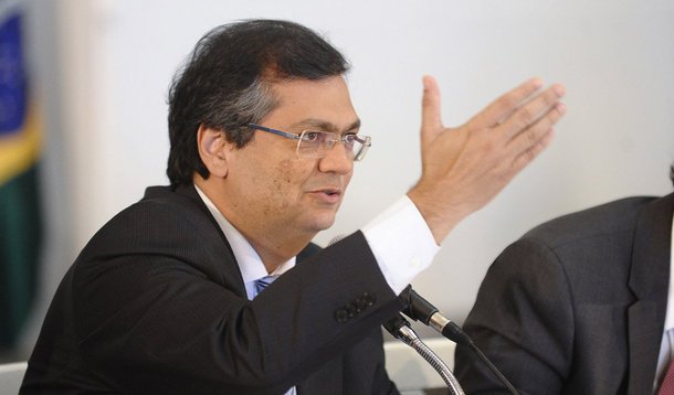 O governador Flávio Dino reuniu-se em Brasília com a presidenta da CEF, Mirian Belchior, para apresentar dois projetos habitacionais fundamentais para o Maranhão; com o objetivo de diminuir o déficit habitacional do Estado (hoje o maior do país), Dino propõe iniciativas conjuntas dos governos estadual e federal em moradia urbana e rural; com recursos do Tesouro Estadual, já em 2015, serão construídas 1.000 casas nas zonas rurais dos municípios com menor IDH – que fazem parte do Plano de Ações 'Mais IDH'