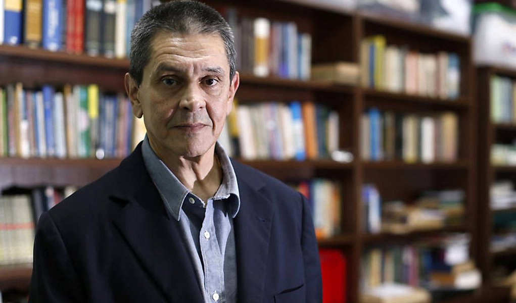 O ex-deputado Roberto Jefferson, delator do chamado 'mensalão', é o primeiro condenado na Ação Penal 470 a obter autorização judicial para conceder entrevistas; do condomínio de luxo na Barra da Tijuca onde vive, ele falou ao jornalista Bernardo Mello Franco e disse que havia pagamentos mensais a parlamentares; "As malas chegavam com R$ 30 mil, R$ 60 mil, R$ 50 mil. Não se comprovou porque não fotografaram", disse ele; no depoimento, ele bateu duro no PT; "Caiu aquele véu que havia sobre o PT, de partido ético, moralista. O PT posava de corregedor moral da pátria. Ali caiu a máscara"; ele sustenta a tese de que impediu que José Dirceu chegasse à presidência da República; ao compará-lo a Hugo Chávez, disse que "faltaria papel higiênico" no Brasil se isso acontecesse