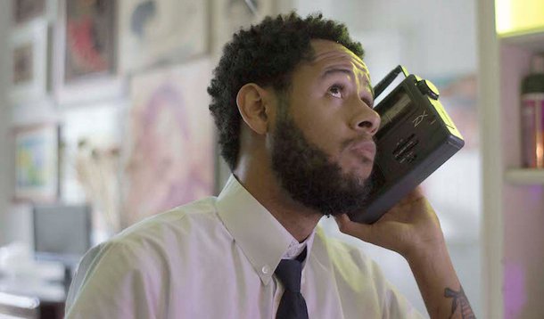 Primeiro single do próximo álbum ainda sem nome do rapper Emicida, "Boa Esperança" gira em torno de um grupo de empregados domésticos de uma mansão que, depois de sofrer todo tipo de humilhação, se rebela contra os patrões e incita uma revolução em todo o país; Com direção do fotógrafo João Wainer e de Kátia Lund , o roteiro nasceu de um processo coletivo entre Emicida, os diretores e empregadas domésticas que moram na Ocupação Mauá, no centro de São Paulo; para compôr a letra, o rapper se inspirou em uma viagem que fez à África. "O tempero do mar foi lágrima de preto/ Papo reto, como esqueletos de outro dialeto,/ Só desafeto, vida de inseto, imundo/ Indenização? Fama de vagabundo"; assista