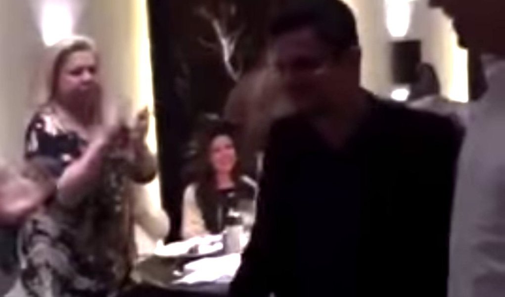  Juiz Sergio Moro, responsável pela Operação Lava Jato, foi novamente ovacionado em público, com aplausos de pé neste fim de semana em um restaurante de Curitiba; há cerca de dois meses, ele foi recebido da mesma forma em um shopping center, em São Paulo, durante lançamento de um livro