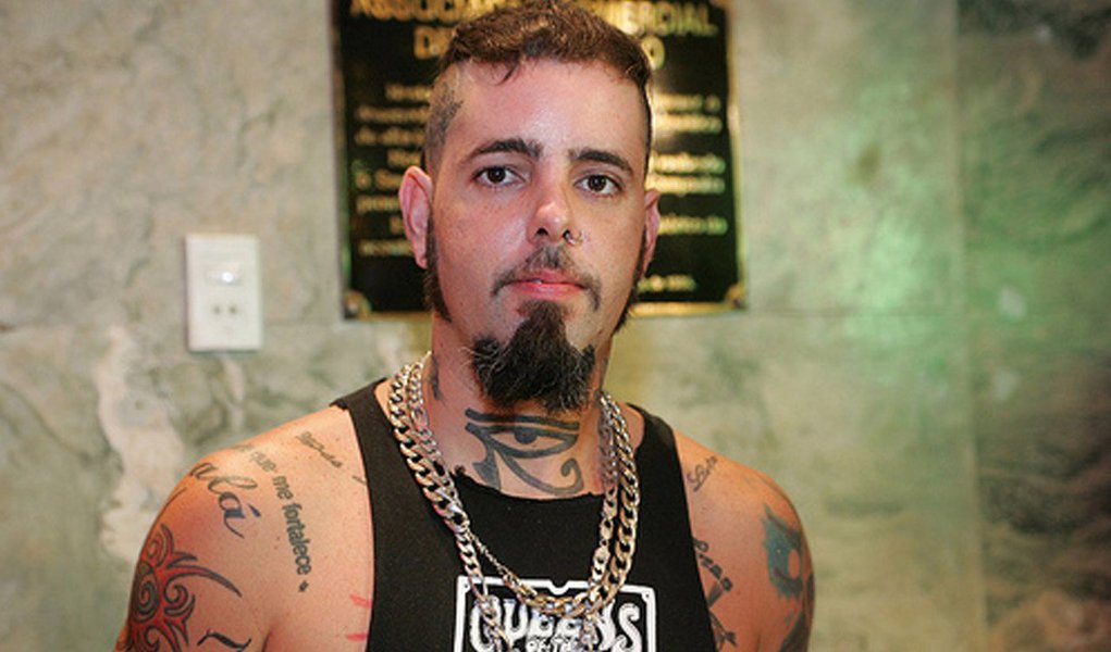 Músico Tico Santa Cruz criticou em sua página no Facebook o avanço de pautas conservadoras no Brasil; entre elas a intolerância religiosa, racismo, redução da maioridade penal e a homofobia, misoginia, corrupção seletiva e o fascismo; "Onde estão as pautas, as cobranças, as propostas, para que possamos buscar novas soluções, que façam nosso país andar para frente e não para trás?", questionou; para ele, a insatisfação com o governo do PT não pode ser argumento para a população se alinhar a "discursos perigosos de retrocesso"; "Lembrem-se a maioria também já foi contra a abolição da Escravidão. Nem sempre estar com a maioria é estar do lado certo. Não se deixe levar! Pense por Você"; leia íntegra