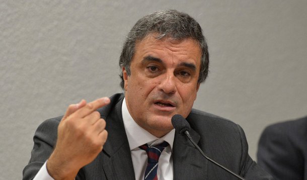 O ministro da Justiça, José Eduardo Cardozo, comentou nesta terça (28) sobre as investigações da Operação Lava Jato levarem a Polícia Federal (PF) ao setor elétrico, e em rápida análise, disse que a corrupção no Brasil é “histórica”; ele também destacou o combate à corrupção no Brasil, ressaltando a autonomia da PF e de outros órgãos responsáveis; “Temos que ter claro que o combate à corrupção é uma questão fundamental em todo o país. A sociedade quer isso, e está sendo feito, com autonomia, pelos órgãos responsáveis por fazê-lo”, salientou