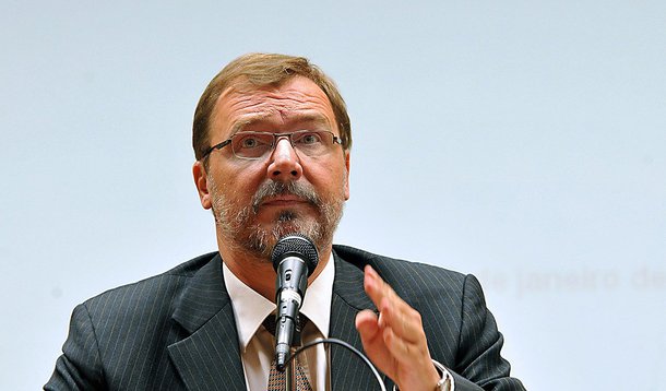 Ex-secretário do Tesouro Nacional Arno Augustin negou ter cometido qualquer ilegalidade nos atrasos no repasse de recursos públicos a bancos, o que teria desencadeado as chamadas 'pedalas fiscais', contestadas no Tribunal de Contas da União (TCU); ele transferiu aos bancos a responsabilidade do pagamento das despesas de seguro-desemprego, abono salarial e Bolsa Família: "Não era de minha competência a execução, realização e pagamento das despesas do seguro-desemprego e abono salarial, e que se houve decisão do pagamento dessas despesas pela instituição financeira sem o recebimento prévio dos recursos financeiros, isso decorreu da geração e/ou envio de arquivo eletrônico a cargo do Ministério do Trabalho ou da própria Caixa", disse 