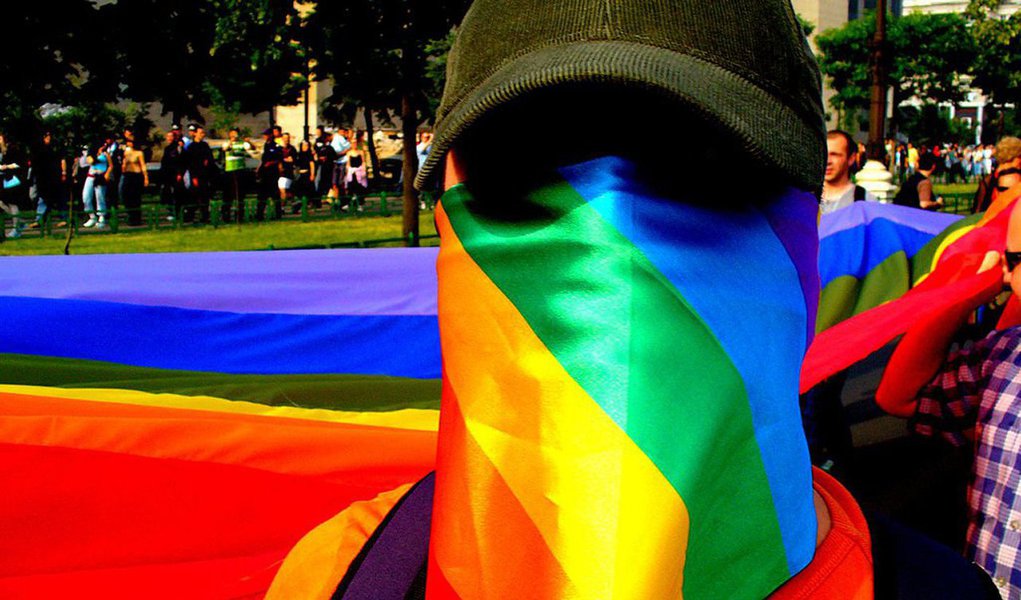 Estudo feito pela consultoria de engajamento Santo Caos analisou o comportamento de uma parcela de jovens do universo LGBT com 116 pessoas, entre 18 e 25 anos, e o resultado apresentou que 63% desses jovens relatam sentir rejeição total, ou parcial, dos familiares após assumirem a orientação sexual; o estudo apontou também que apenas 59% revelam a orientação sexual para os familiares, enquanto que os outros 41% dizem assumir para algumas pessoas, ou preferem esconder totalmente