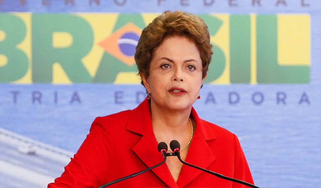 A presidente Dilma Rousseff recebeu com satisfação, nesta terça (19), a aprovação pelo Senado Federal do nome do jurista Luiz Edson Fachin para o Supremo Tribunal Federal; segundo nota divulgada pela Secretaria de Comunicação Social, Dilma diz que 'o professor e advogado paranaense é um homem de competência e conhecimento jurídico reconhecidos pelos seus pares no Brasil e no exterior'