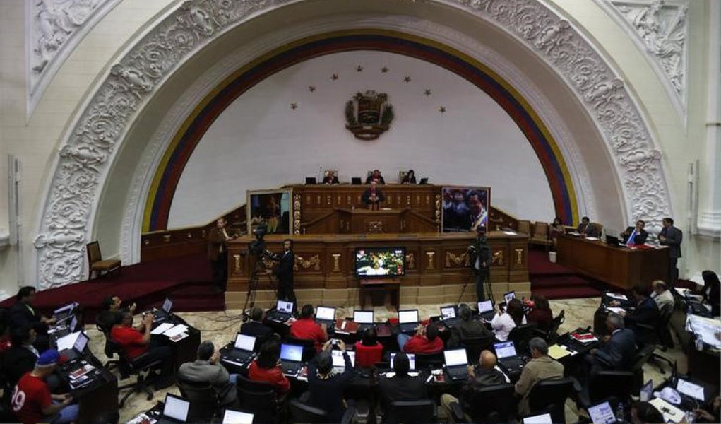 O Partido Socialista, do presidente Nicolás Maduro, atualmente possui maioria na Assembleia Nacional de 167 assentos, mas uma crise econômica que inclui escassez de vários produtos e inflação fora de controle tem afetado a popularidade do governo; data é a mesma da primeira vez em que Hugo Chávez se elegeu presidente, em 1998