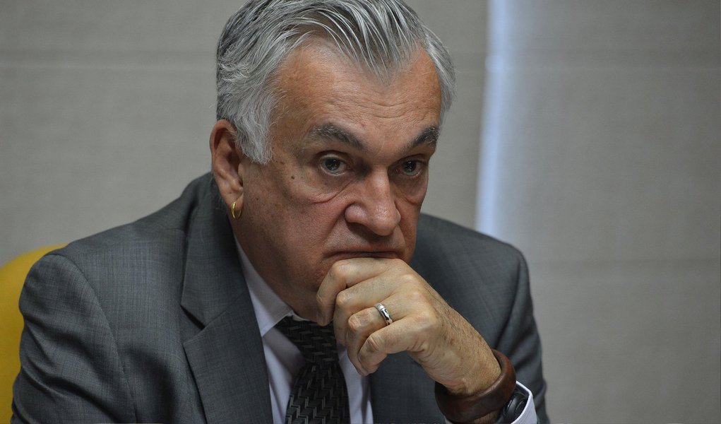 De acordo com o ministro da Cultura, Juca Ferreira, o decreto que regulamenta a Lei de Direitos Autorais, publicado no Diário Oficial da União, dará aos detentores desses direitos uma maior transparência; "Havia um sistema arrecadatório potente que trabalhava com os direitos dos criadores e que arrecadava volumes muito grandes, sem nenhum mecanismo de transparência", criticou