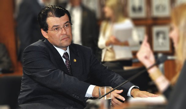 O ministro de Minas e Energia, Eduardo Braga, reuniu-se nesta segunda (20) com representantes do Banco do Brasil, da Caixa Econômica Federal, do Banco Nacional de Desenvolvimento Econômico e Social, da Petrobras e de estaleiros contratados pela Sete Brasil para produzir sondas de perfuração de petróleo; segundo o ministro, o objetivo do governo, além de retomar a produção, é manter os postos de trabalho no setor; “O trabalho que está sendo feito com relação a esses estaleiros é justamente para que se possa manter os trabalhadores na indústria de óleo e gás e também nas indústrias de estaleiros”, declarou