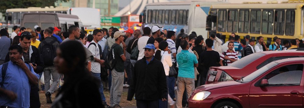 Funcionários da TCB, que presta serviço de transporte público no centro de Brasília, entraram em greve em protesto por reajuste salarial de 20%; a empresa disse estar à disposição para negociar; os grevistas também pedem vale-refeição equiparado a outras funcionários da categoria no DF