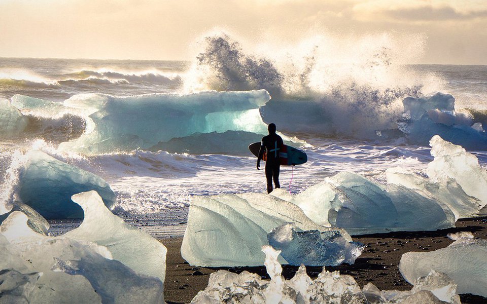 “Tudo que vale a pena conquistar requer o nosso sofrimento, só um pouco”, diz o fotógrafo de surfe Chris Burkard, ao explicar sua obsessão com as praias mais geladas, violentas e isoladas do mundo. Através de fotos impressionantes e histórias de lugares que poucos humanos já viram - e menos ainda surfaram - ele nos leva à sua “cruzada pessoal contra o mundano.”