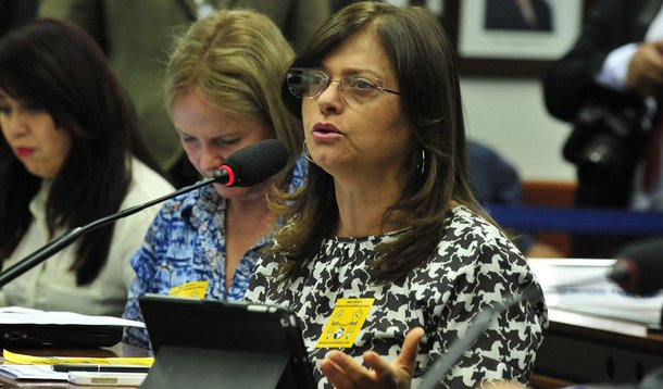 Será apresentado hoje no Plenário da Câmara um novo destaque à proposta da reforma política (PEC 182/07, do Senado) para a reserva de vagas para mulheres nas cadeiras do Poder Legislativo; em vez de uma cota de 30%, como é a tradição mundial, será proposta uma de 15%; segundo a deputada Alice Portugal (PCdoB-BA), a redução foi definida na expectativa de que consiga aceitação da maioria dos deputados