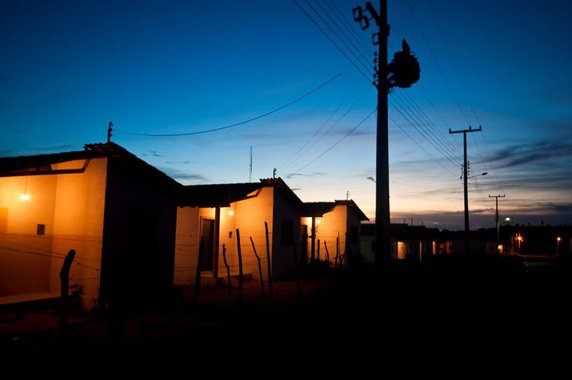 As suspeitas de irregularidades na Cemar (Companhia Energética do Maranhão) não se limitam ao programa Viva Luz, onde a empresa receberia R$ 25 milhões para pagar a si próprio R$ 1,6 milhão; desde 2009 o TCU investiga fraudes na aplicação do Luz Para Todos no Maranhão, de responsabilidade da companhia; relatório do tribunal feito à época diz que inspeções da Eletrobrás constataram 13 mil ligações a menos do que o total (103 mil) que havia sido reportado pelo Estado ao programa; outro ponto questionado pelo TCU é uma suposta incongruência técnica nos dados fornecidos pela Cemar