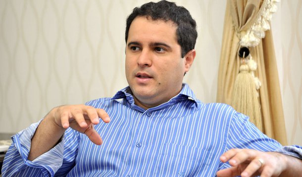 Não é mais novidade que o PCdoB irá apoiar a reeleição do prefeito Edivaldo Holanda Júnior; partido do governador Flávio Dino, a sigla já bateu martelo em relação a eleição de 2016 e deve fazer parte da chapa do atual prefeito da capital; "Participamos da administração municipal e nada mais coerente que apostarmos nesse projeto. Hoje o caminho do PCdoB é apoiar a recondução de Edivaldo. Só uma catástrofe pode mudar isso", afirmou uma fonte da legenda, em reserva