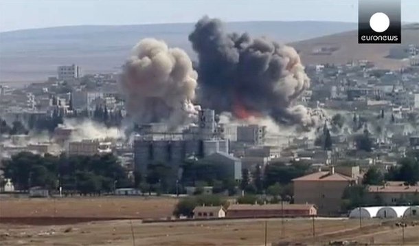 Combatentes do Estados Islâmico lançaram ataques simultâneos contra o governo sírio e milícias curdas durante a noite, voltando a assumir ações ofensivas depois de perder terreno nos últimos dias para forças lideradas pelos curdos perto da capital de seu "califado"; depois de recentes derrotas para forças curdas apoiadas por ataques aéreos liderados pelos Estados Unidos, o Estado Islâmico procurou retomar a iniciativa com investidas contra a cidade curda iraquiana de Kobani, na fronteira turca, e áreas controladas pelo governo sírio em Hasaka, no nordeste da Síria