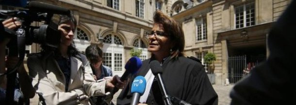 A mãe de um jovem francês que se converteu ao Islã e se juntou a militantes jihadistas na Síria está processando o Estado por não conseguir pará-lo no aeroporto de Nice; Nadine Dancona espera receber 110 mil euros, alegando que a polícia do aeroporto de Nice deveria ter barrado o menor; Bryan Dancona tinha 16 anos; "O que ela está tentando fazer é alertar as autoridades públicas", disse a advogada de Nadine, Samia Maktouf