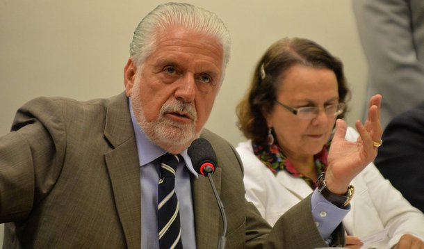 Para o ministro da Defesa, Jacques Wanger, o presidente da Câmara, Eduardo Cunha (PMDB), não deverá fazer oposição ao governo, mesmo tendo anunciado seu rompimento; "O posto dele é um posto de magistrado. Quem senta na cadeira de presidente da Câmara, que é o terceiro na sucessão do país, tem a consciência que aquele posto não é um bunker da oposição nem um bunker do governo", disse Wagner nesta quinta-feira, 23; opinião é compartilhada com o ministro da Ciência e Tecnologia, Aldo Rebelo; "Se fosse pautado apenas pela sua recente declarada inclinação oposicionista, o governo não teria aprovado todas as medidas relacionadas com o ajuste fiscal"