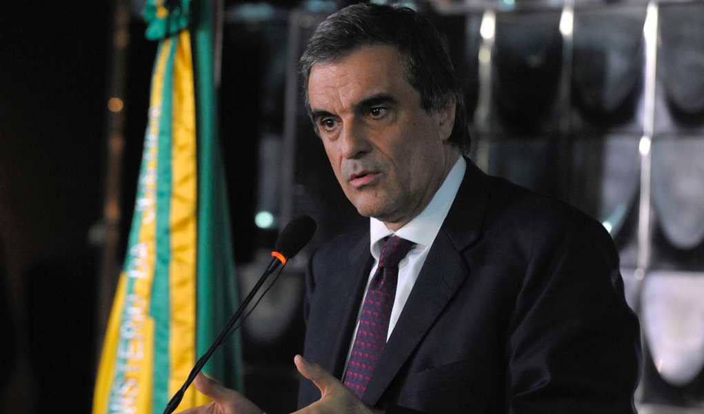 O presidente da CPI da Petrobras, deputado Hugo Motta (PMDB-PB), já marcou para a próxima quarta (15) o depoimento do ministro da Justiça, José Eduardo Cardozo, que será questionado pelos parlamentares sobre o caso da escuta ilegal encontrada na cela do doleiro Alberto Youssef; nesta sexta-feira (10), o ministro concedeu entrevista na qual minimizou a repercussão da convocação
 