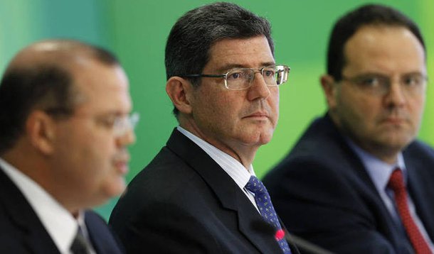 O Palácio do Planalto iniciou uma ofensiva para conter a hostilidade contra o ministro da Fazenda, Joaquim Levy, no 5.º Congresso do PT, que ocorrerá de 11 a 13 de junho, em Salvador (BA); ministros petistas procuraram dirigentes do partido e pediram cautela nas manifestações anti-Levy durante o evento; receio do govenro é que o PT acentue as críticas à política econômica do governo, provocando desconfianças e agitando novamente o mercado financeiro; para o partido, o diagnóstico é que a tesourada nos gastos, o corte de programas sociais e as restrições criadas a direitos trabalhistas, como seguro desemprego, travam o desenvolvimento e afastam ainda mais o PT de sua base social