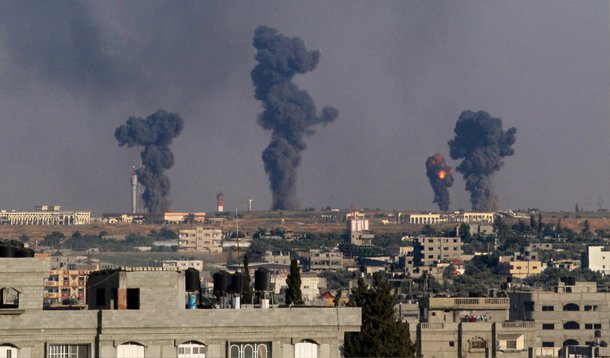 A Força Aérea de Israel bombardeou nesta quinta-feira 4 com mísseis ar-terra várias instalações militares na Faixa de Gaza, em resposta ao lançamento de foguetes palestinos na noite de ontem; os aviões de Israel sobrevoaram intensamente a Faixa de Gaza antes de lançar diversos projéteis no Norte, Centro e Sul do território