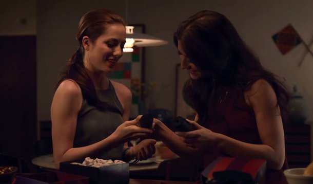 Conar (Conselho Nacional de Autorregulamentação Publicitária) abriu processo sobre o comercial de O Boticário que mostra casais heterossexuais e gays em campanha pelo dia dos namorados; a peça foi acompanhada de cerca de 30 reclamações de consumidores que argumentam que o comercial desrespeita a constituição da família brasileira