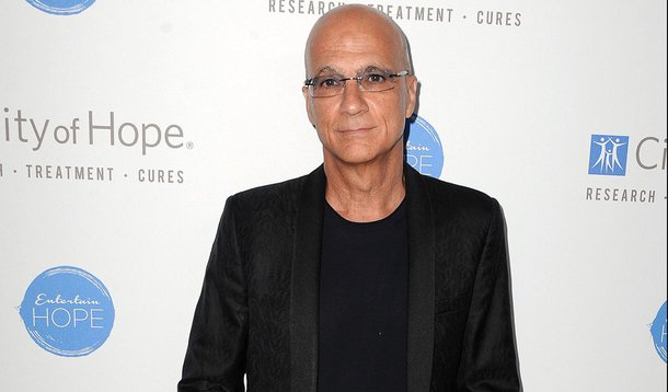 Classificado-o como um "serviço revolucionário de música", Jimmy Iovine, figura lendária da indústria musical, subiu ao palco na conferência anual da companhia para desenvolvedores para revelar o tão esperado serviço; o Apple Music inclui um serviço para conectar artistas e fãs e o que a empresa descreveu como uma estação de rádio global chamada de "Beats 1"