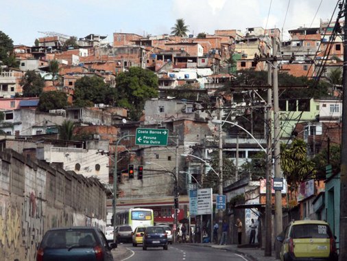 Uma professora ficou ferida com uma bala perdida e mais de 5 mil alunos ficaram sem aulas durante tiroteio entre policiais e criminosos na região da comunidade do Chapadão, em Costa Barros, zona norte da cidade do Rio de Janeiro; segundo a Secretaria Municipal de Educação, a professora, cujo nome não foi divulgado, foi baleada na perna quando estava no pátio de uma unidade de educação infantil municipal