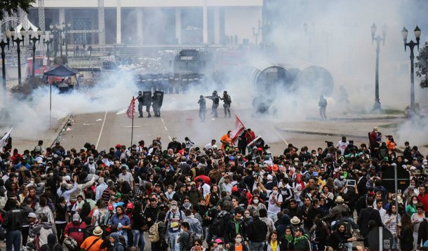 Tribunal de Contas Estado do Paraná (TCE-PR) rejeitou a medida cautelar proposta pelo Ministério Público de Contas (MPC-PR) para suspender a lei que alterou a previdência dos servidores estaduais e que motivou a manifestação em Curitiba no dia 29 de abril, quando mais de 200 servidores ficaram feridos após uma ofensiva da PM; Ministério da Previdência Social já havia considerado irregular a mudança proposta pelo governador Beto Richa