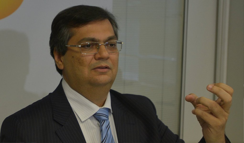 Governador Flávio Dino condenou as tentativas da mídia oligárquica de desqualificar o trabalho da Polícia do Maranhão com intuito de fazer ataques à sua administração; "Não aceito, e faço questão de sublinhar isso, em nome da luta política pretenderem criminalizar a polícia. A nossa polícia está sendo atacada de modo criminoso, doloso e de má fé para fins de luta política. Se querem atacar alguém, ataquem o governador", disse