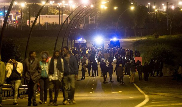 Entre estas tentativas, cerca de mil pessoas foram impedidas de entrar na área de acesso ao túnel pelas forças de segurança e outros 700 foram interceptados já no interior desta mesma área, segundo uma fonte policial; o Eurotúnel, que liga a França ao Reino Unido, vem sofrendo, nas últimas semanas, tentativas de invasão em massa de imigrantes que querem passar para o lado britânico