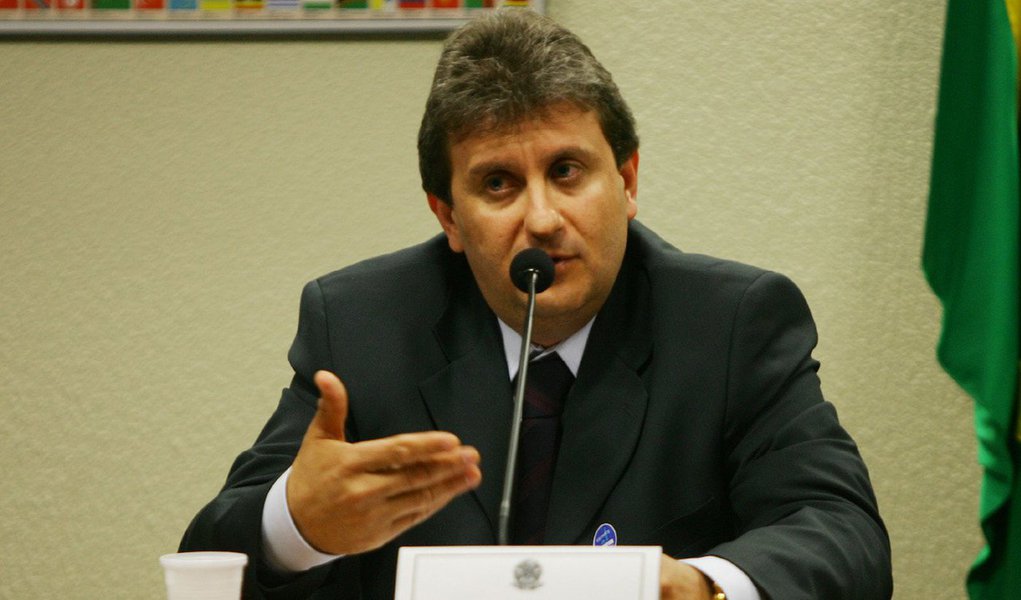 A defesa do doleiro Alberto Youssef disse nesta sexta (31) ao juiz federal Sergio Moro que sua "integridade física" corre risco caso ele seja levado à CPI da Petrobras para acareação com o ex-diretor Paulo Roberto Costa, prevista para a quinta (6); o advogado Antônio Figueiredo Basto e outros do seu escritório afirmam que "o raio de abrangência da CPI não pode se perder, para distorcer o instituto com fins de politicagem de ocasião ou propósitos revanchistas"; eles afirmam que Youssef "não vai se submeter ao teatro de horrores de uma CPI notoriamente comprometida com interesses não republicanos"