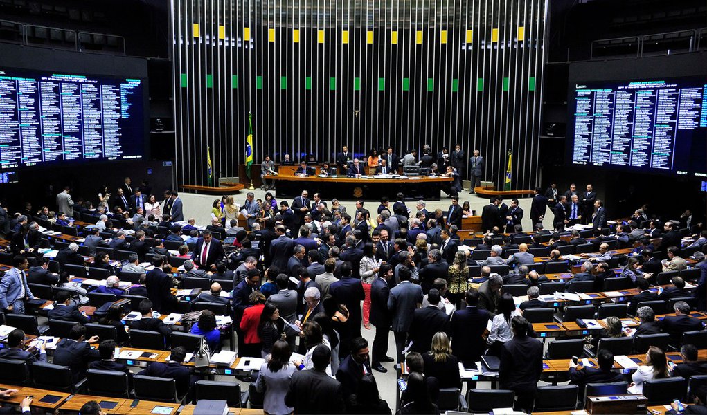 A Câmara dos Deputados tem uma semana com muitos desafios e embates nas votações em plenário de temas polêmicos que tratam do ajuste fiscal e da reforma política; nas comissões especiais, não será diferente; serão apresentados pareceres como o que trata da redução da maioridade penal de 18 para 16 anos; além disso, estão previstos depoimentos de funcionários da Petrobras e de empresários e a votação de requerimentos de convocação e também de acareações