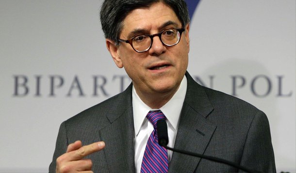 Autoridades norte-americanas se movimentaram no fim de semana para tentar ajudar a resolver os problemas financeiros da Grécia, pedindo à Europa e ao Fundo Monetário Internacional (FMI) para chegarem a um plano de recuperação que mantenha o país na zona do euro; em uma série de telefonemas separados no sábado para a diretora-gerente do FMI, Christine Lagarde, e para os ministros das Finanças da Alemanha e da França, o secretário do Tesouro, Jack Lew, fez um apelo para encontrassem "uma solução sustentável que coloque a Grécia em um caminho em direção à reforma e recuperação na zona euro"