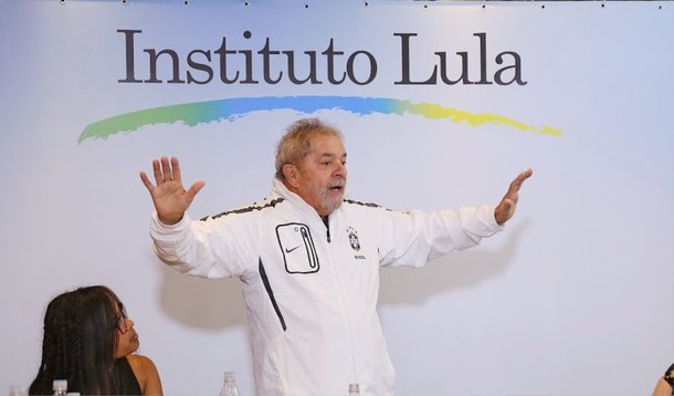 A Camargo Corrêa pagou R$ 3 milhões para o Instituto Lula e mais R$ 1,5 milhão para a LILS Palestras Eventos e Publicidade, de Luiz Inácio Lula da Silva, entre os anos de 2011 e 2013; o Instituto Lula informou, por meio de sua assessoria de imprensa, que os valores registrados na contabilidade da Camargo Corrêa foram doados legalmente e que não existe relação entre a entidade e questões eleitorais; a Construtora Camargo Corrêa disse que as contribuições ao Instituto Lula referem-se a apoio institucional e ao patrocínio de palestras do ex-presidente no exterior; Lula não é alvo de investigação da Lava Jato