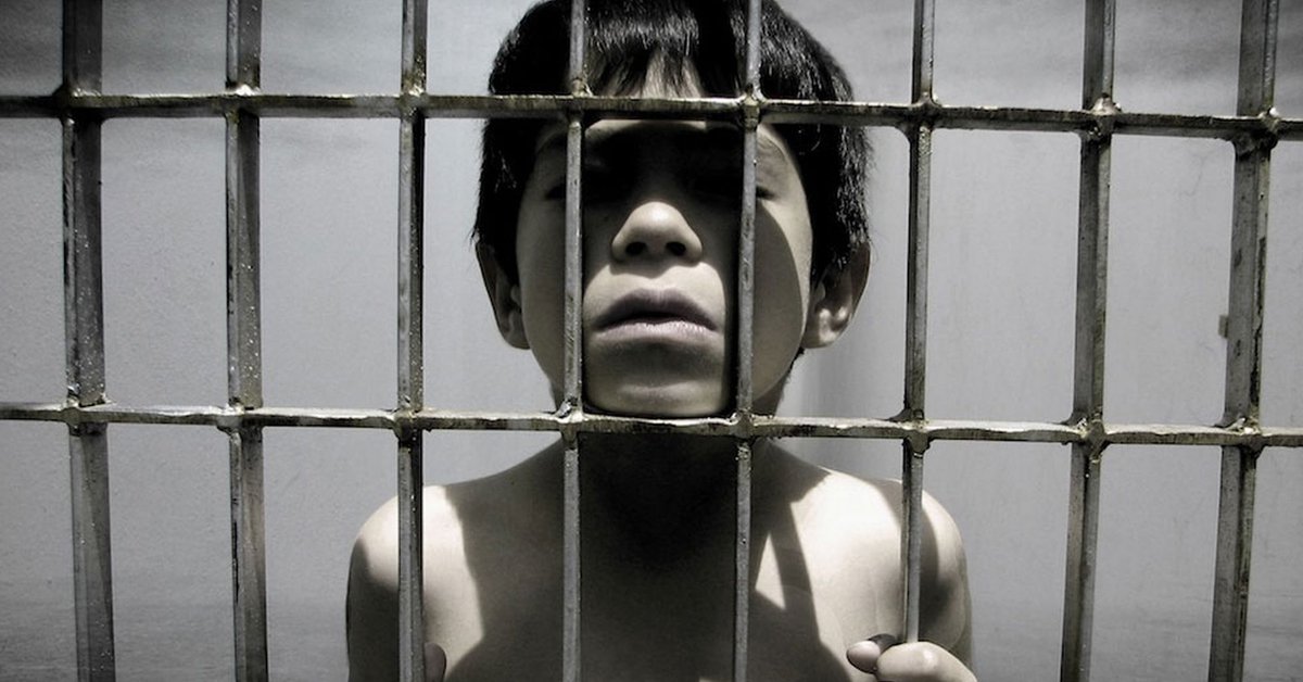 Reduzir a maioridade penal e amontoar os jovens nas cadeias superlotadas - do falido sistema prisional brasileiro - junto com adultos não solucionará, em absolutamente nada, o problema da violência