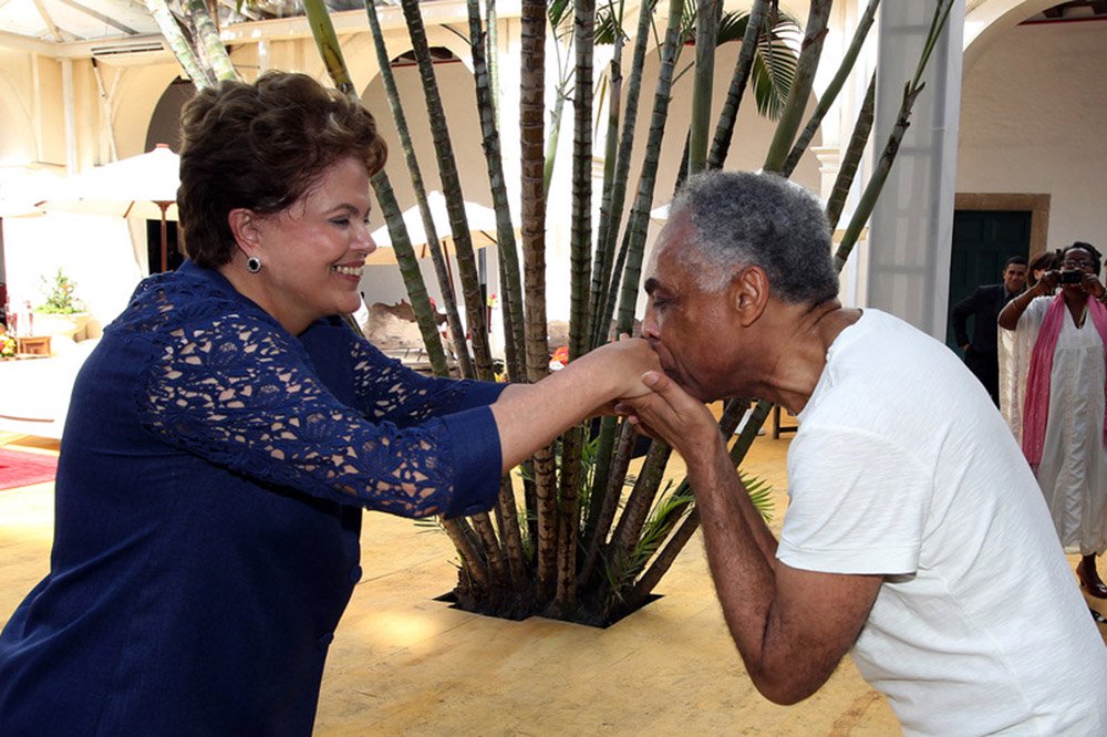 O cantor e compositor Gilberto Gil disse acreditar que a presidente Dilma Rousseff não será alvo de processo de impeachment e que ela irá terminar o seu mandato; “Não haverá impeachment. Não há razão, nem clima. Dilma vai concluir o seu mandato. É natural que conclua”, afirmou o músico; para ele, este tipo de manifestação (a favor do impeachment) deve ser visto com certa naturalidade; “A sociedade é assim. Tem gente que fala em nazismo na Alemanha, tem gente que fala em monarquia. Tem de tudo”, observou