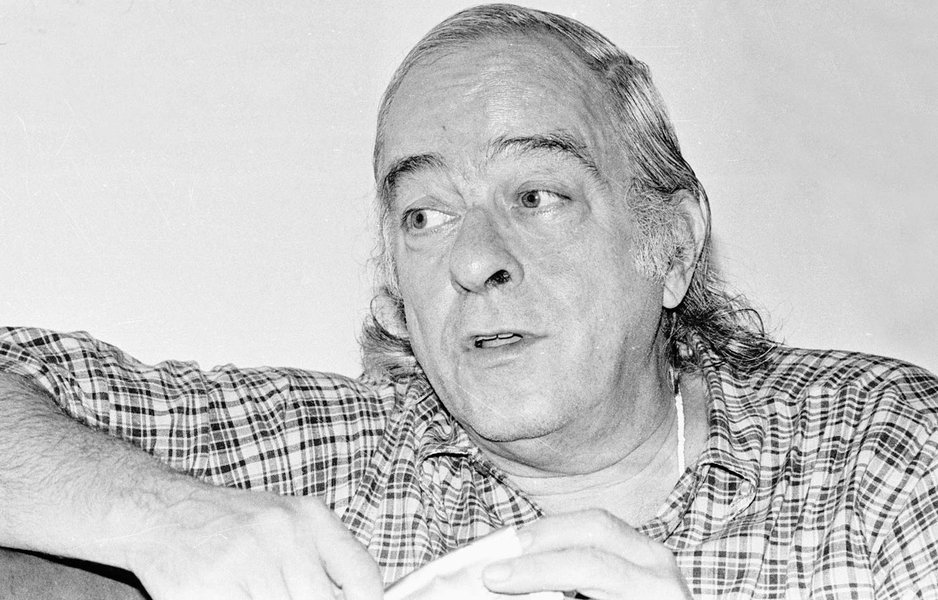 No dia 9 de julho de 1980, aos 66 anos, falecia no Rio de Janeiro uma das personalidades mais marcantes da cultura, música e literatura brasileira, o “poetinha” Vinícius de Moraes.  Artista consagrado, Vinícius foi um dos responsáveis pela criação da Bossa Nova, movimento revolucionário da música na década de 1950, juntamente com Tom Jobim e João Gilberto