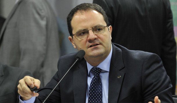 O ministro do Planejamento, Nelson Barbosa, afirmou nesta terça (16) que o governo está confiante na aprovação de suas contas pelo Tribunal de Contas da União (TCU) em votação que ocorrerá nesta quarta (17); "O governo está em contato, o governo tem manifestado a sua posição e esclarecido dúvidas", disse Barbosa, que se encontrou com o presidente do órgão, Aroldo Cedraz; ele ressalvou, contudo, que o tema não foi objeto de discussão entre ambos