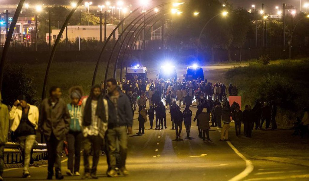 Entre estas tentativas, cerca de mil pessoas foram impedidas de entrar na área de acesso ao túnel pelas forças de segurança e outros 700 foram interceptados já no interior desta mesma área, segundo uma fonte policial; o Eurotúnel, que liga a França ao Reino Unido, vem sofrendo, nas últimas semanas, tentativas de invasão em massa de imigrantes que querem passar para o lado britânico