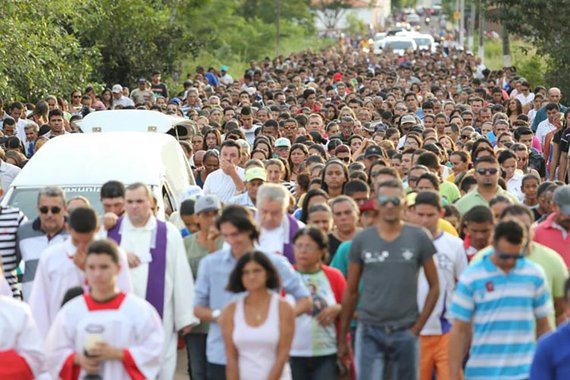 O promotor do caso de agressão e estupro de quatro adolescentes no interior do Piauí, Cesário Cavalcante, disse que já concluiu a denúncia contra um homem de 40 anos e deverá entregar o documento na segunda-feira à justiça de Castelo do Piauí, cidade a 190 quilômetros de Teresina, a capital do estado; “É diferente da situação dos menores. Ele é citado para se defender com advogado ou com defensor público e tem dez dias para oferecer defesa e arrolar testemunhas”, explicou o promotor; crime revoltou a população local