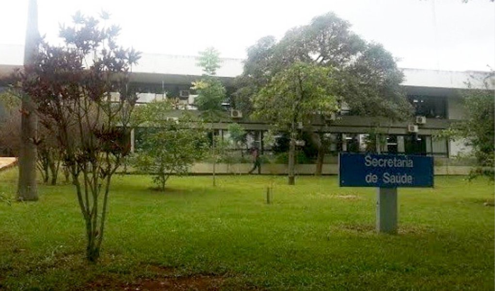 A 2ª Vara da Fazenda Pública também pediu que o governo do Distrito Federal pare de fazer contratos temporários; o MPDFT disse, ainda, que a secretaria oferece salários maiores para temporários, contrata temporariamente profissionais que já têm vínculo com o governo e recontrata ex-servidores em período inferior a um ano; Justiça determinou que o GDF elabore estudo técnico em até 90 dias mostrando as necessidades de profissionais em cada unidade da rede pública, e não contrate como temporário servidores que já são concursados
 