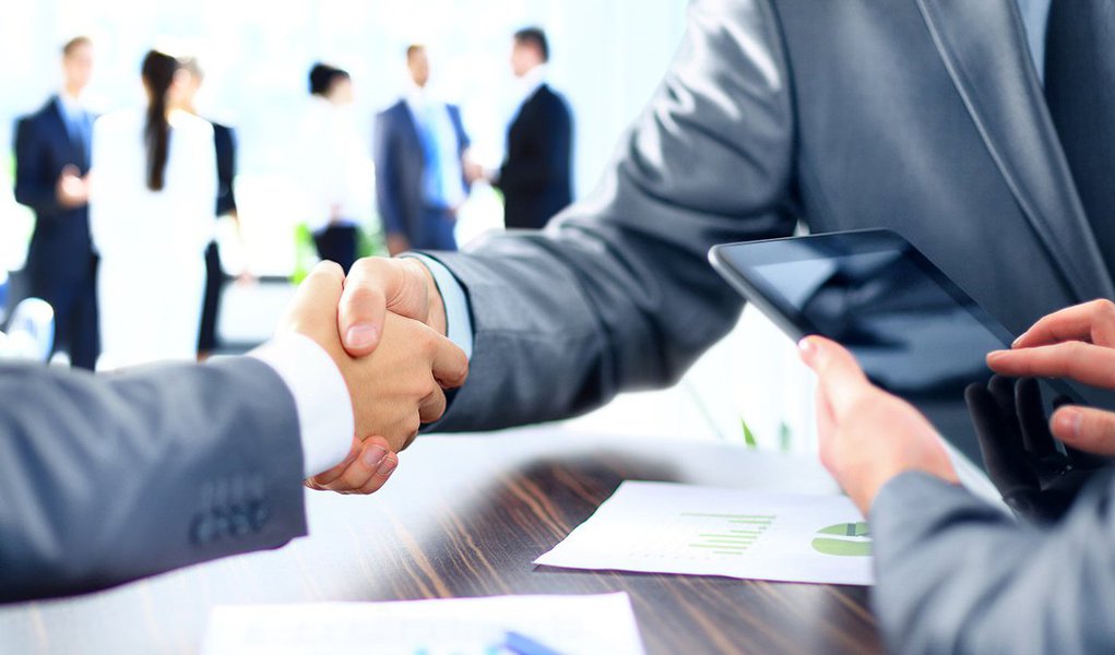 O Tribunal de Justiça do Rio de Janeiro (TJRJ) iniciou, em sua sede, no centro do Rio, um mutirão de audiências envolvendo consumidores e empresas bancárias, com o objetivo de chegar a um acordo que favoreça ambas as partes e evitar a continuidade do processo judicial; mutirão conta com uma pauta de 400 processos e, destes, a expectativa é de que 70% terminem em conciliação, de acordo com a coordenadora do Núcleo Permanente de Métodos Consensuais de Solução de Conflitos do TJRJ, Claudia Ferreira