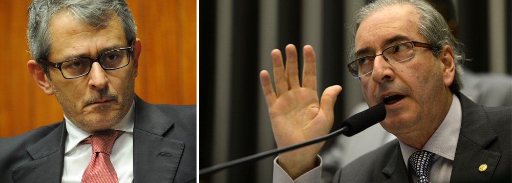 De acordo com o jornal de Otavio Frias, “em seis meses, renovadas acusações de corrupção fazem diminuir de forma expressiva o apoio que o presidente da Câmara recebe”; “Cunha já não ostenta tantos asseclas dispostos a defendê-lo. Mais que isso, mesmo entre seus correligionários começa a ganhar corpo uma ideia que pareceria impensável semanas atrás: seu afastamento do cargo”