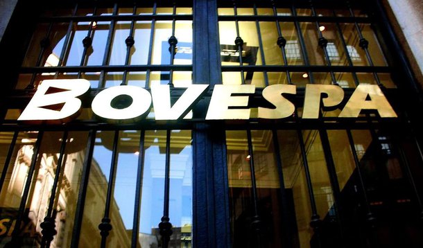 Principal índice ficou abaixo de 46 mil pontos nesta sexta-feira, menor nível desde 17 de março de 2014, diante de fortes perdas em bolsas no exterior por preocupações relacionadas ao crescimento da economia global; o quadro político permaneceu alimentando incertezas no pregão local